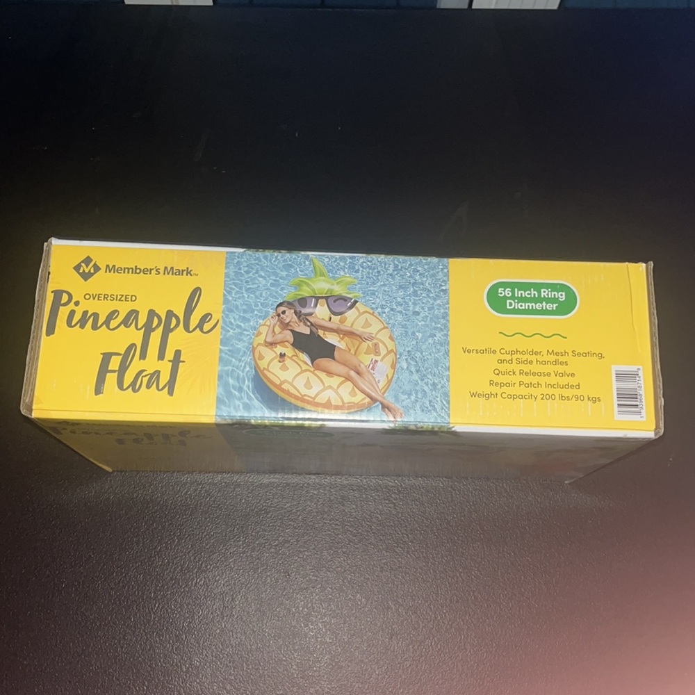 Member’s Mark Oversized pineapple pool float - Picture 2 of 4